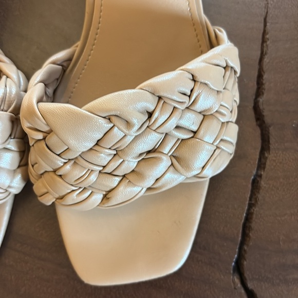 Marc Fisher Tan Block Heeled Mules with Woven Design/ Size 10M - Picture 5 of 9